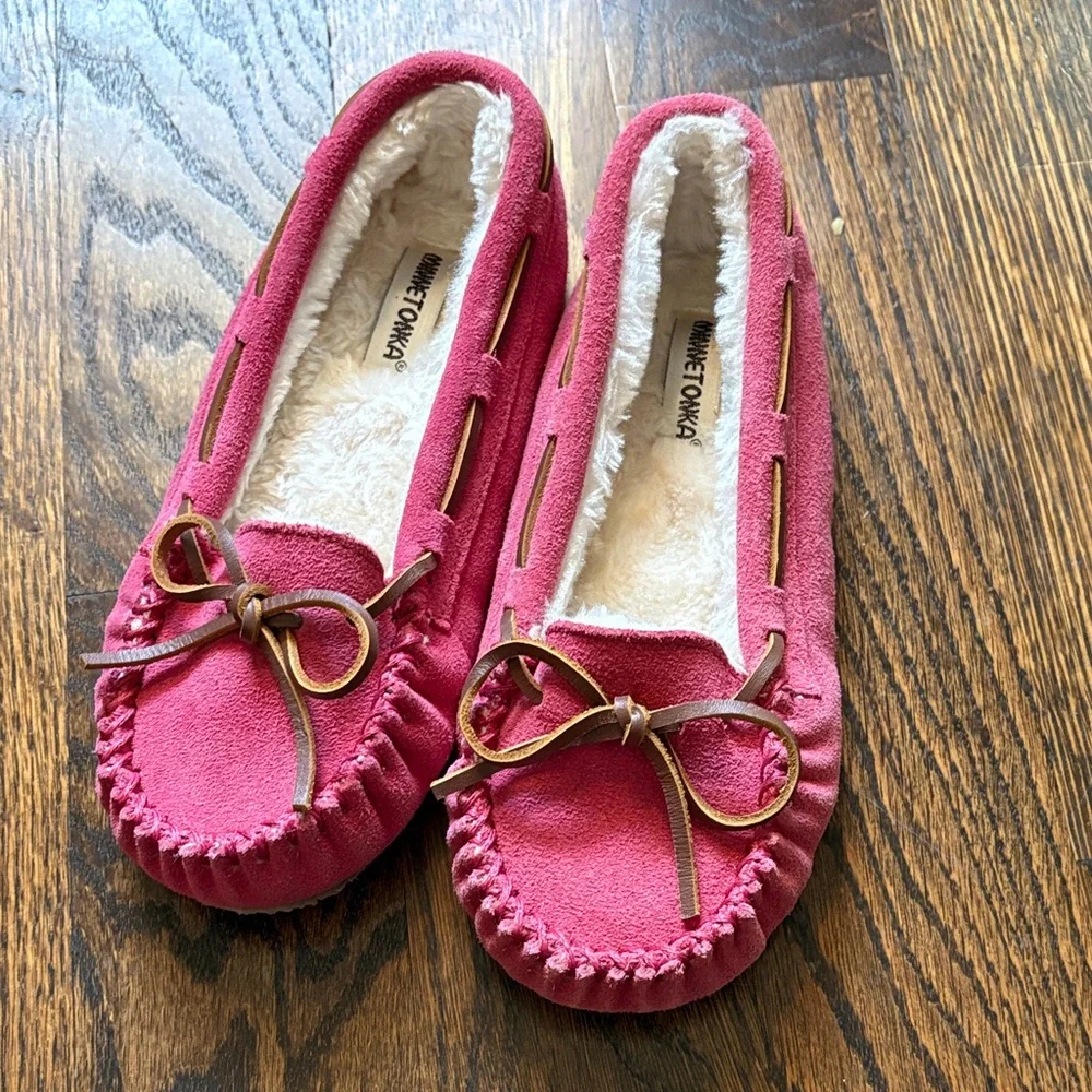 Minnetonka Moccasins Slippers Sz 2 Cassie Hot Pink Suede Leather Youth EUC